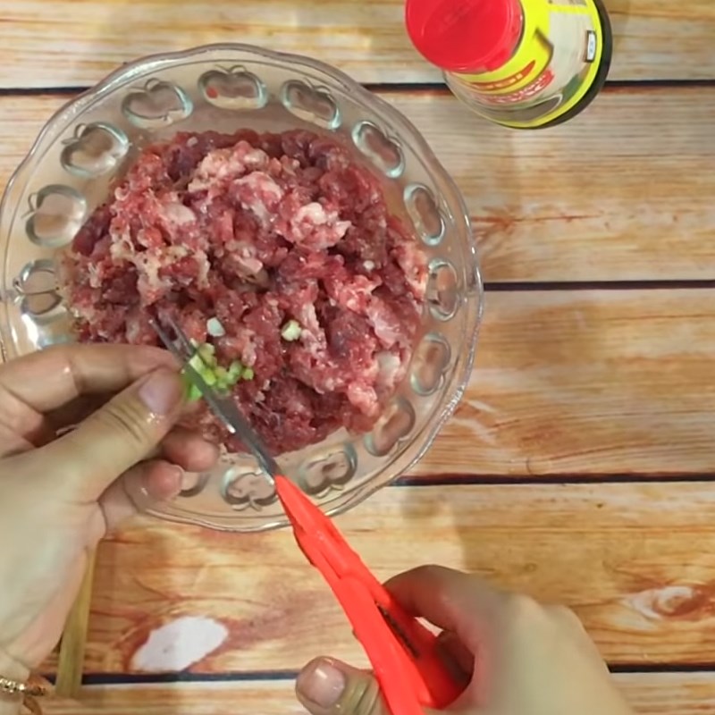 Bước 1 Ướp thịt heo Khổ qua nhồi thịt kho nước tương