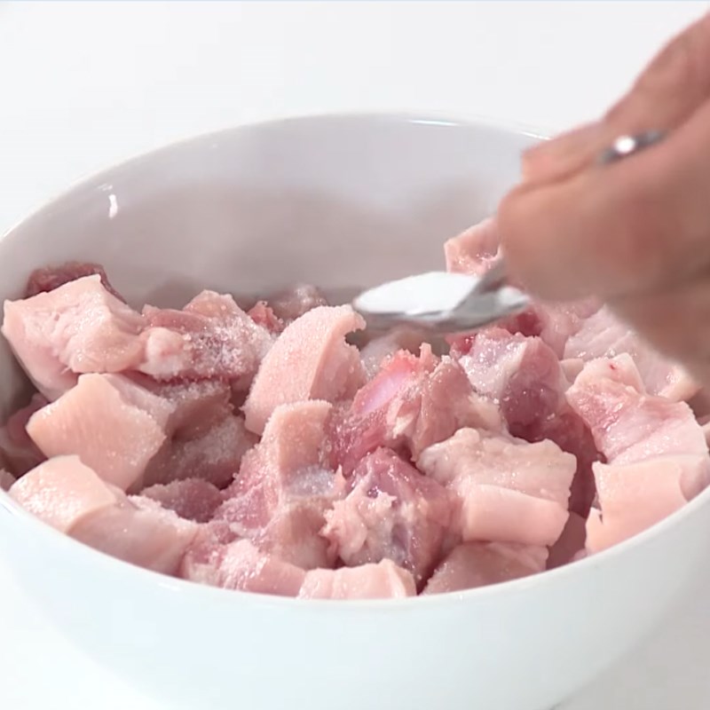 Bước 3 Ướp thịt heo với gia vị Thịt ba rọi rim chanh sả