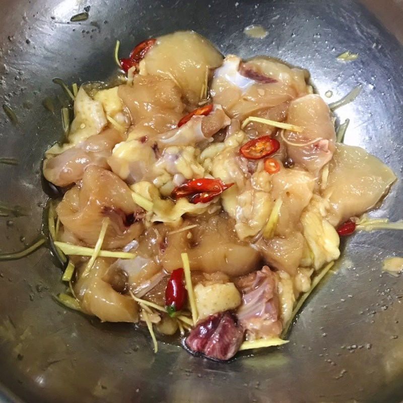 Bước 2 Ướp thịt ức gà Ức gà kho gừng