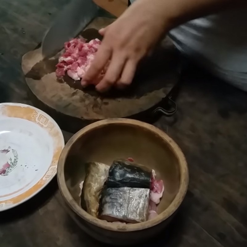 Bước 2 Ướp thịt và cá mặn Cá mặn chưng thịt