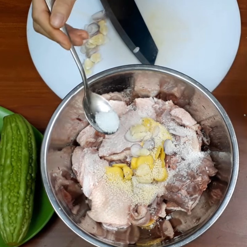 Bước 3 Ướp thịt vịt Vịt kho khổ qua