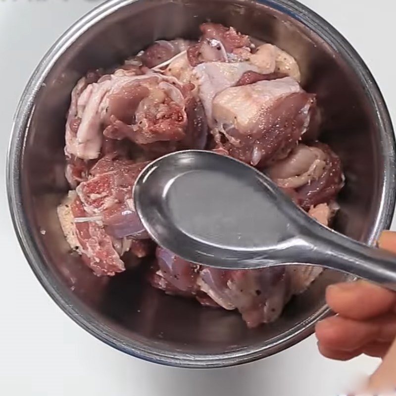 Bước 2 Ướp thịt vịt Thịt vịt xào chua ngọt