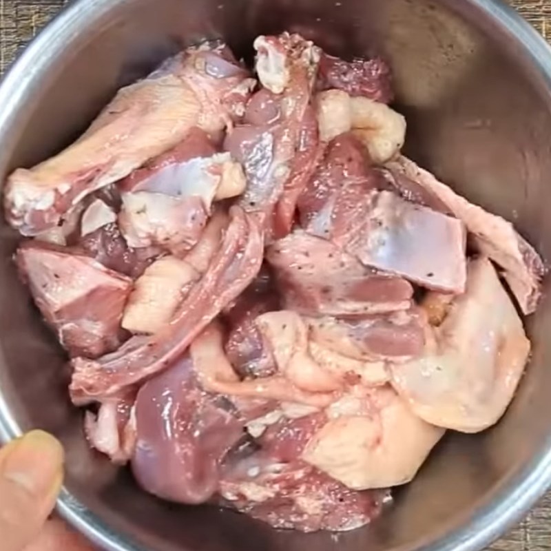Bước 2 Ướp thịt vịt Vịt kho chuối xanh