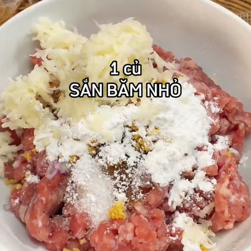 Bước 1 Ướp thịt xíu mại Xíu mại trứng muối (Công thức được chia sẻ từ TikTok Cách Nấu Ngon cùng Cách Nấu Ngon)