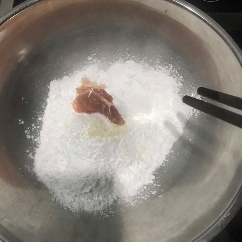 Bước 2 Ướp thịt Thịt heo xào chua ngọt (công thức được chia sẻ từ người dùng)