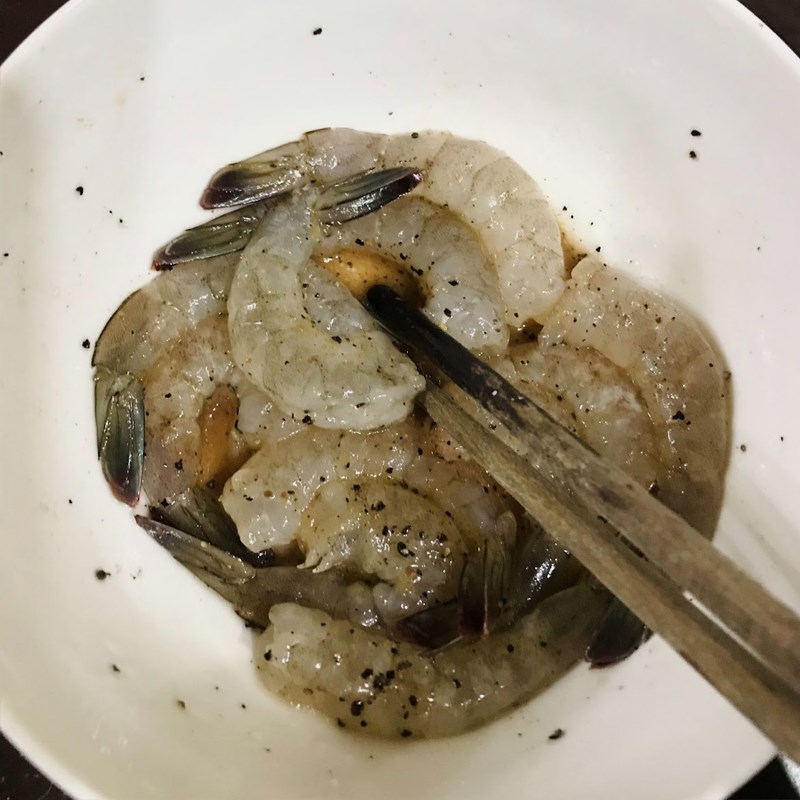 Bước 2 Ướp tôm Tôm sốt cà chua phô mai