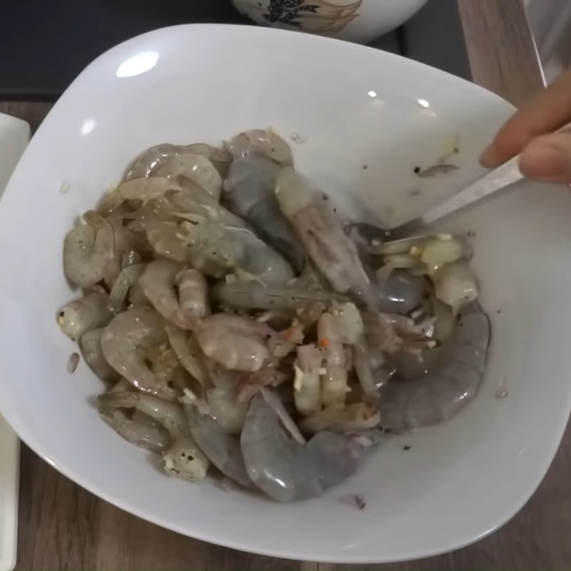 Bước 4 Ướp tôm Bánh tôm chiên khoai lang