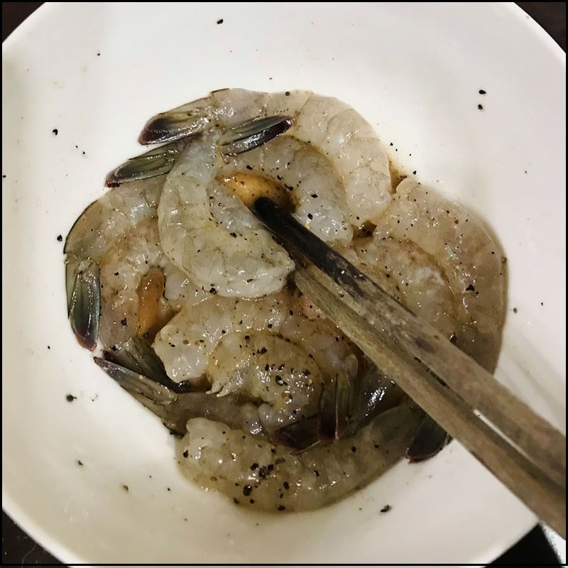 Bước 2 Ướp tôm Tôm chiên bột mì