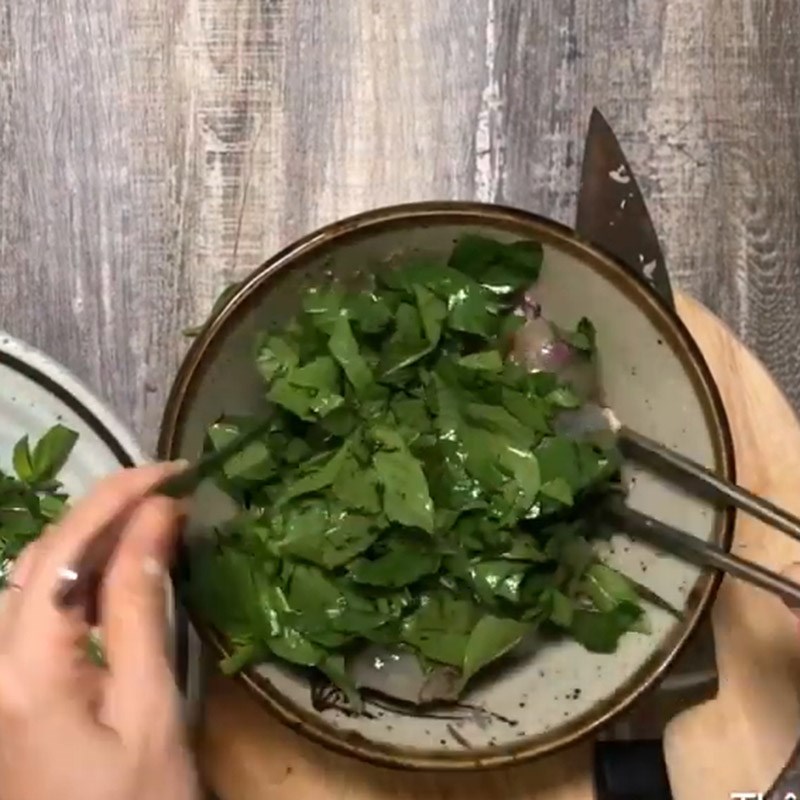 Bước 3 Ướp tôm Tôm rim lá quế
