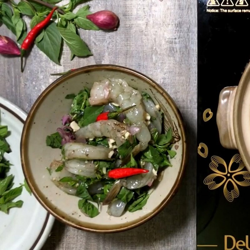 Bước 3 Ướp tôm Tôm rim lá quế