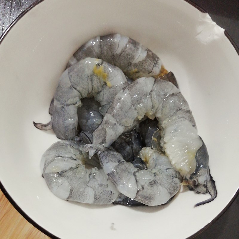 Bước 2 Ướp tôm Mì xào tôm cải thìa
