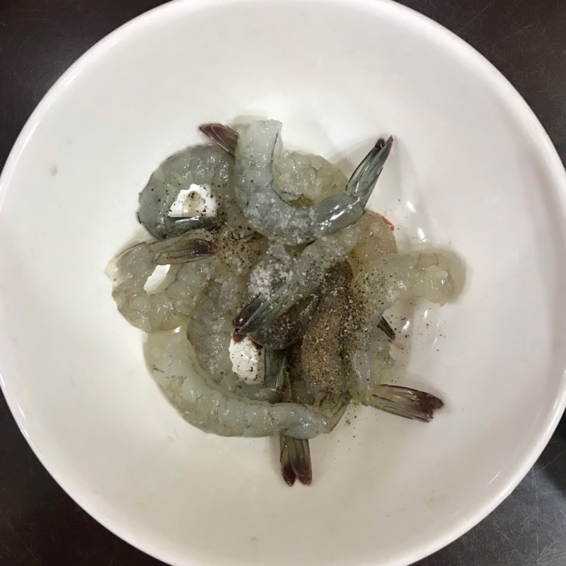 Bước 2 Ướp tôm Tôm chiên khoai tây