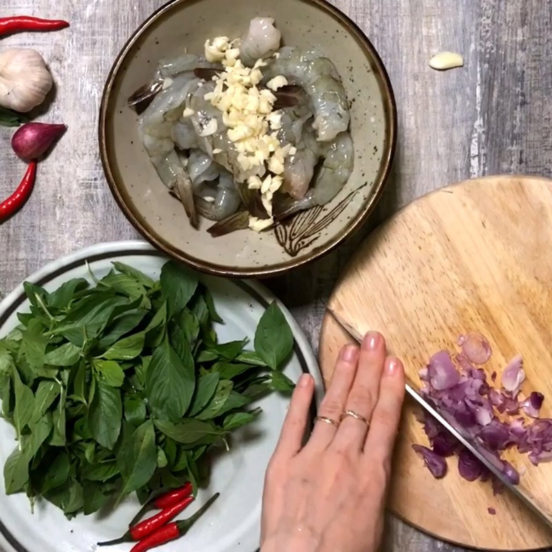 Bước 3 Ướp tôm Tôm rim lá quế