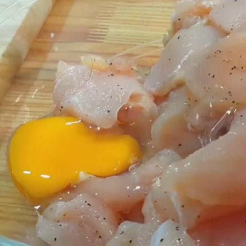 Bước 3 Ướp ức gà Ức gà xào chua ngọt