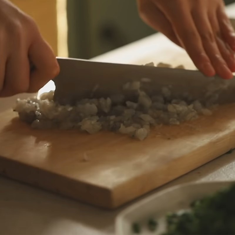Bước 2 Ướp và băm thịt tôm Sủi cảo nhân tôm bí ngòi