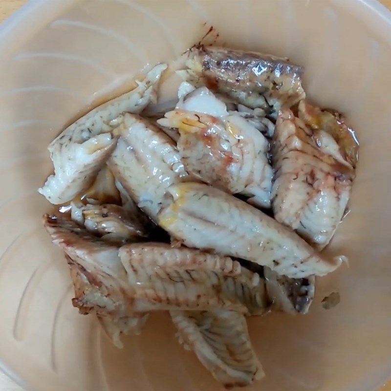 Bước 2 Ướp và chiên cá Canh cá Quỳnh Côi - canh cá rô Thái Bình