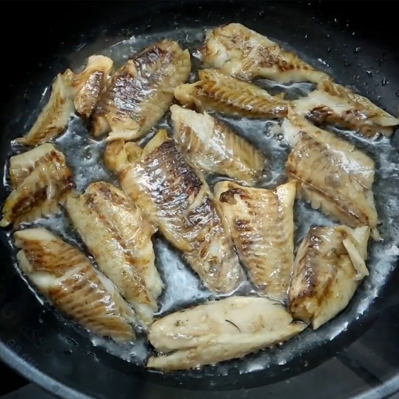 Bước 2 Ướp và chiên cá Canh cá Quỳnh Côi - canh cá rô Thái Bình