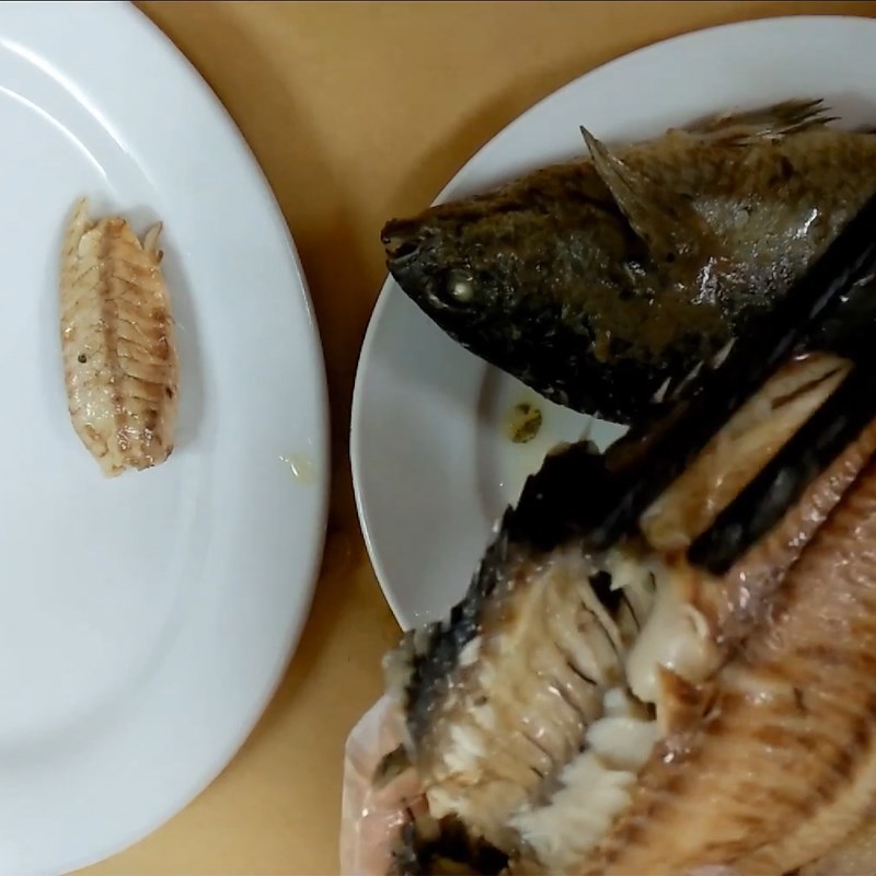 Bước 2 Ướp và chiên cá Canh cá Quỳnh Côi - canh cá rô Thái Bình