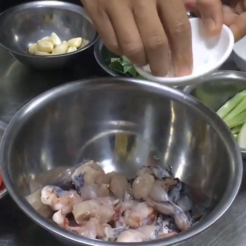 Bước 3 Ướp và chiên thịt ếch Măng trúc xào ếch