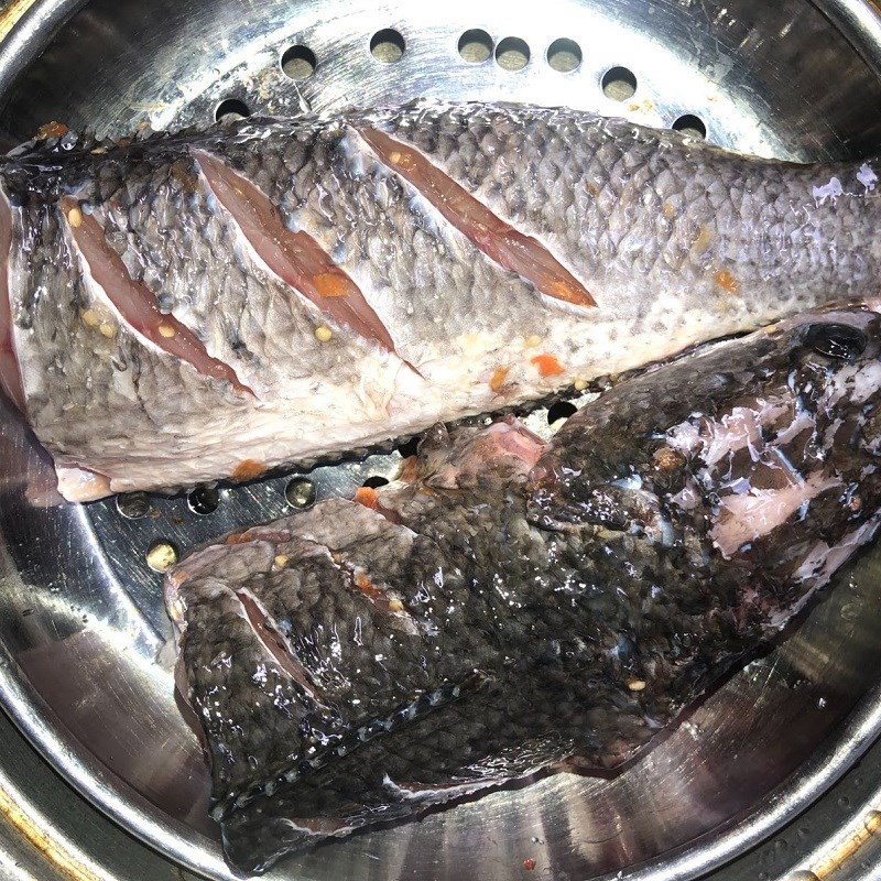 Bước 3 Ướp và hấp cá Cá lóc hấp mỡ hành