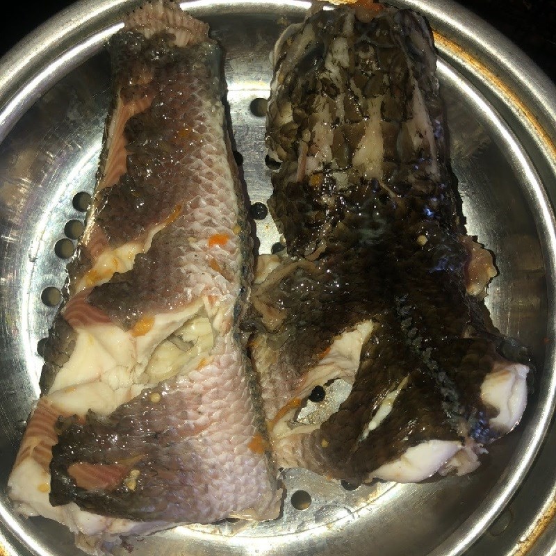 Bước 3 Ướp và hấp cá Cá lóc hấp mỡ hành