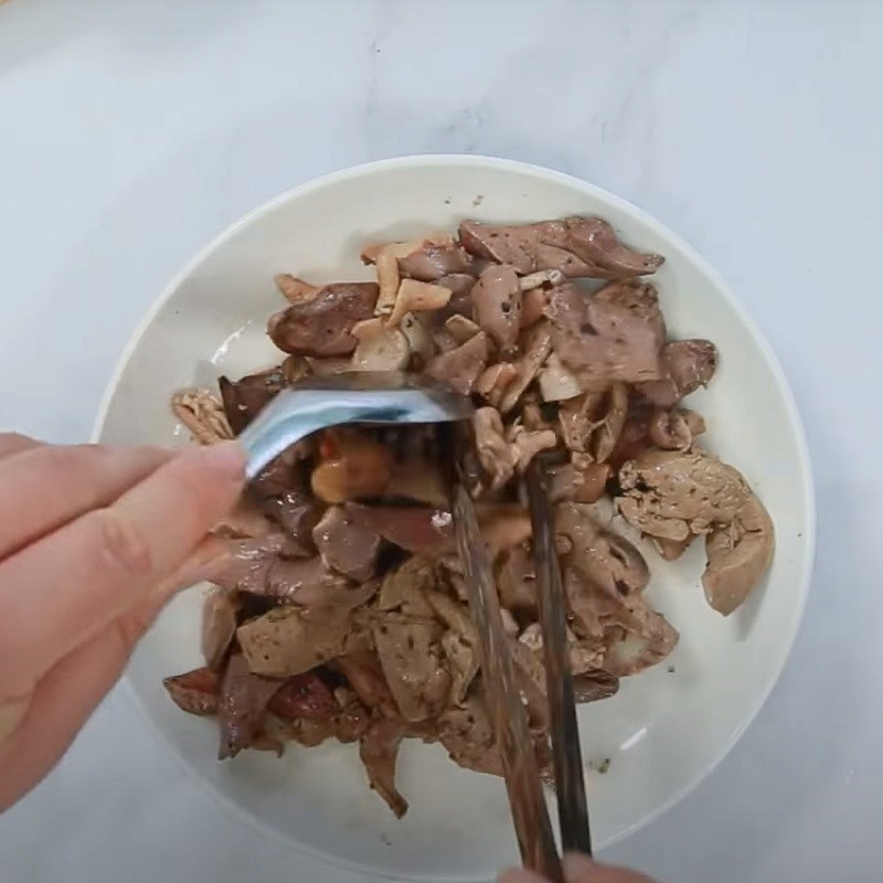 Bước 2 Ướp và xào lòng gà Su su xào lòng gà