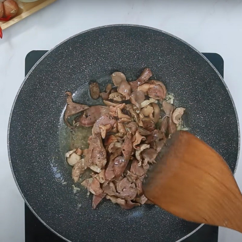 Bước 2 Ướp và xào lòng gà Su su xào lòng gà