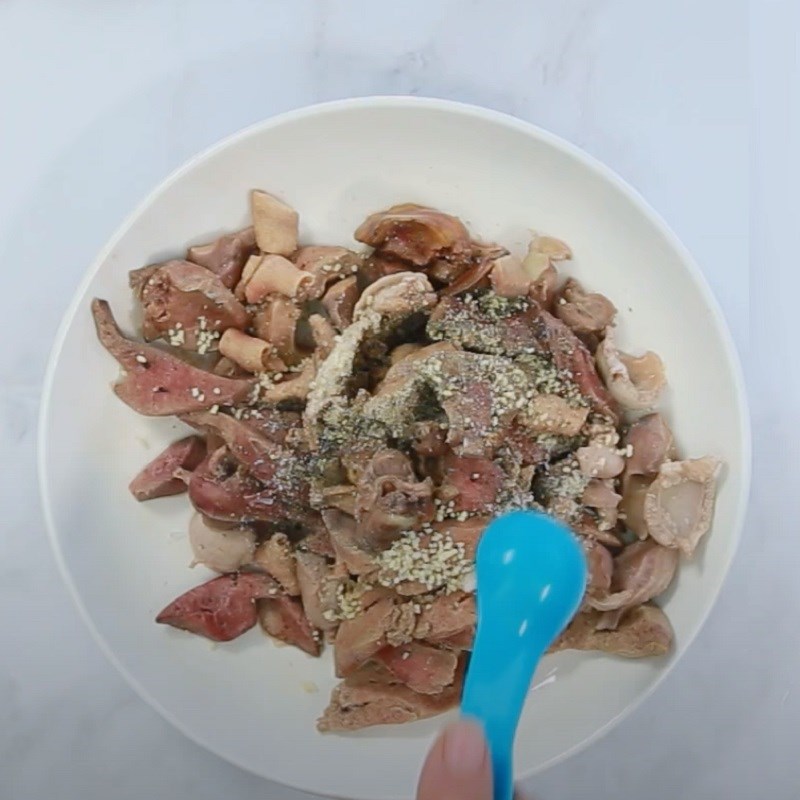 Bước 2 Ướp và xào lòng gà Su su xào lòng gà