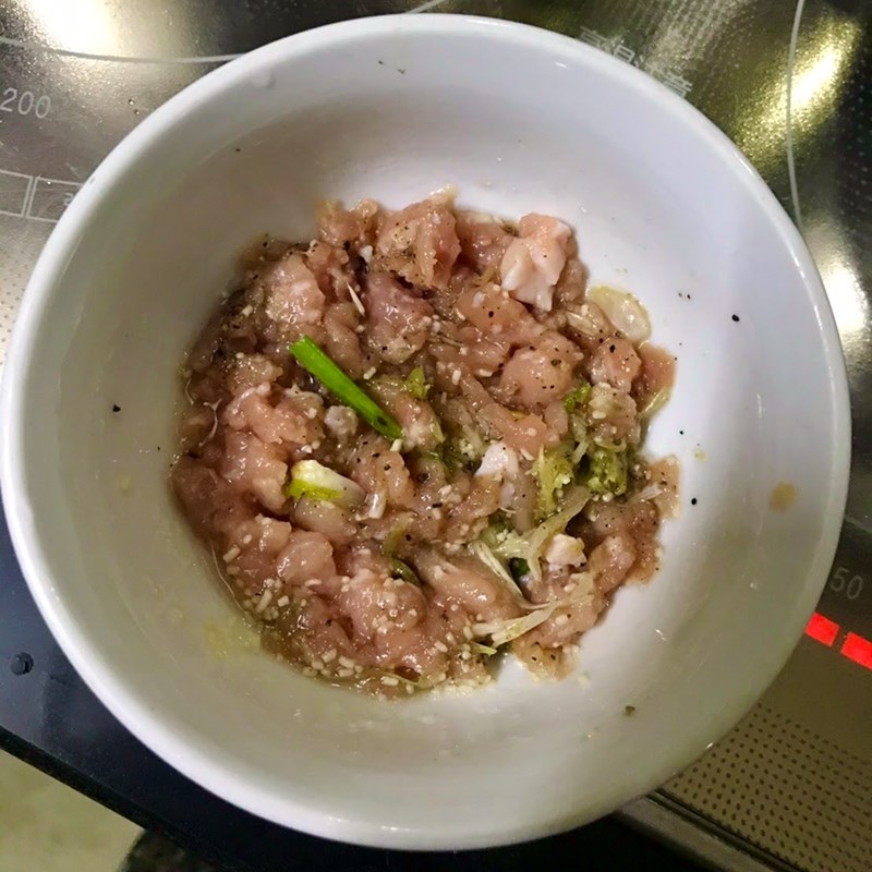 Bước 2 Ướp và xào thịt Canh bí đỏ thịt bằm
