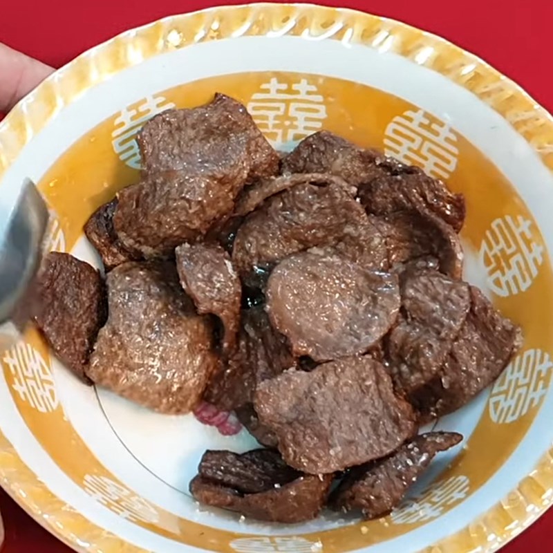 Bước 3 Ướp và chiên thịt bò chay Nấm rơm xào thịt bò chay