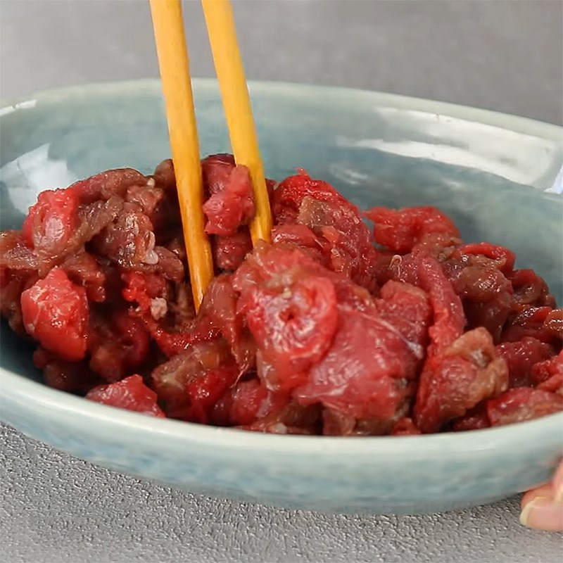 Bước 2 Ướp, xào sơ thịt bò Mì trộn thịt bò cay