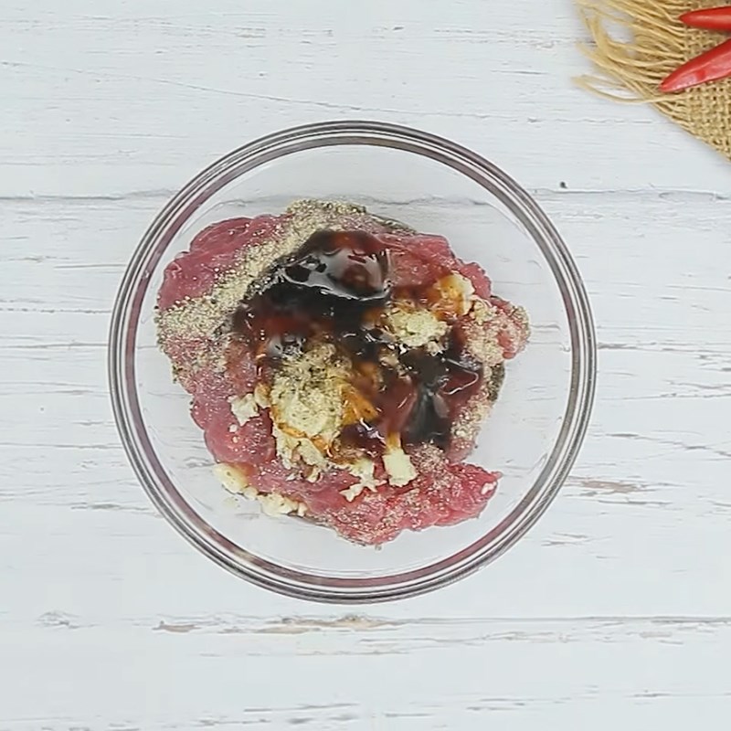 Bước 2 Ướp, xào sơ thịt bò Mì trộn thịt bò chua cay