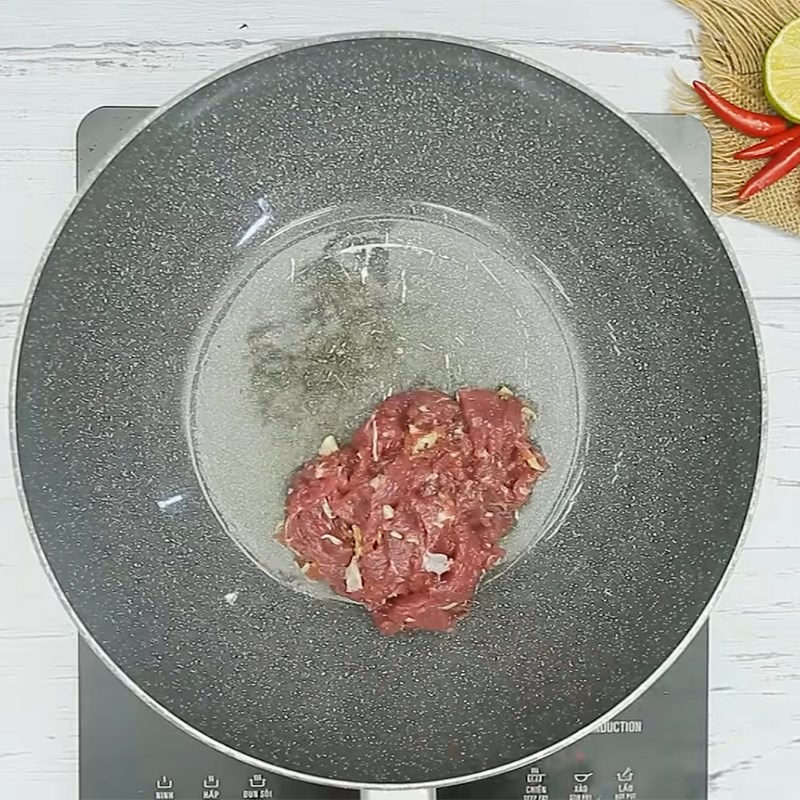 Bước 2 Ướp, xào sơ thịt bò Mì trộn thịt bò chua cay