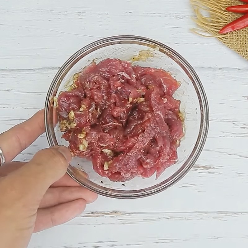 Bước 2 Ướp, xào sơ thịt bò Mì trộn thịt bò chua cay