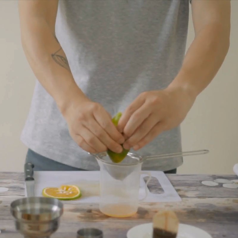 Bước 2 Vắt cam Trà cam quế