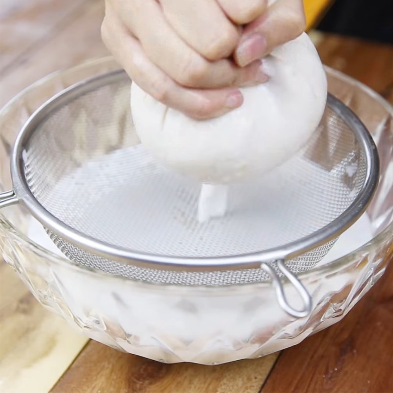 Bước 1 Vắt nước cốt dừa Bánh xèo tôm thịt