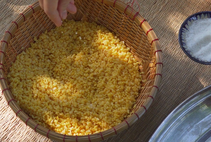 Bước 1 Sơ chế nguyên liệu Bánh tét trứng muối