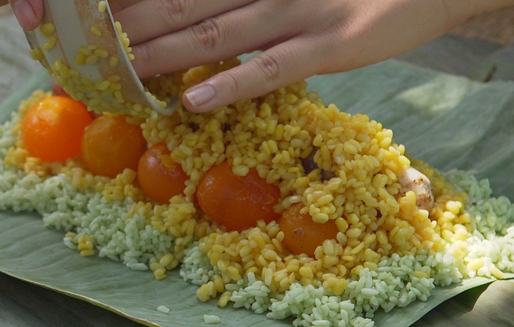 Bước 2 Gói bánh Bánh tét trứng muối