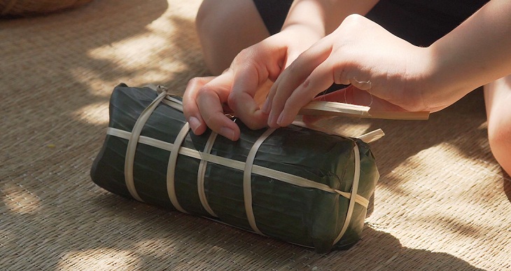 Bước 2 Gói bánh Bánh tét trứng muối