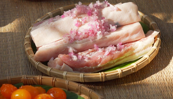 Bước 1 Sơ chế nguyên liệu Bánh tét trứng muối