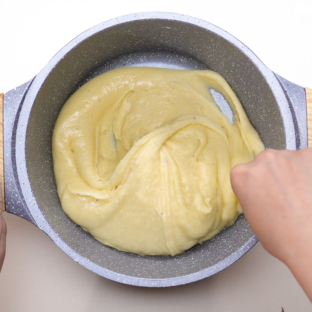 Bước 2 Trộn khoai tây với phô mai Bánh khoai tây phô mai tan chảy