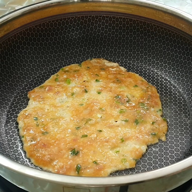 Bước 3 Chiên trứng Trứng cuộn tôm thịt