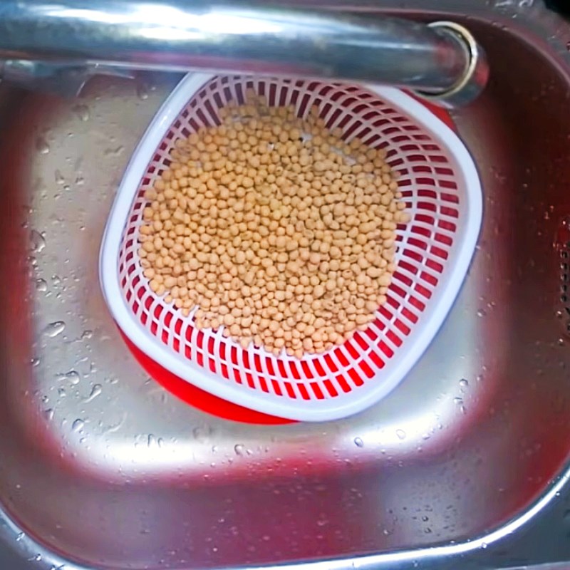 Bước 1 Sơ chế đậu nành và lá dứa Sữa đậu nành bằng máy xay sinh tố