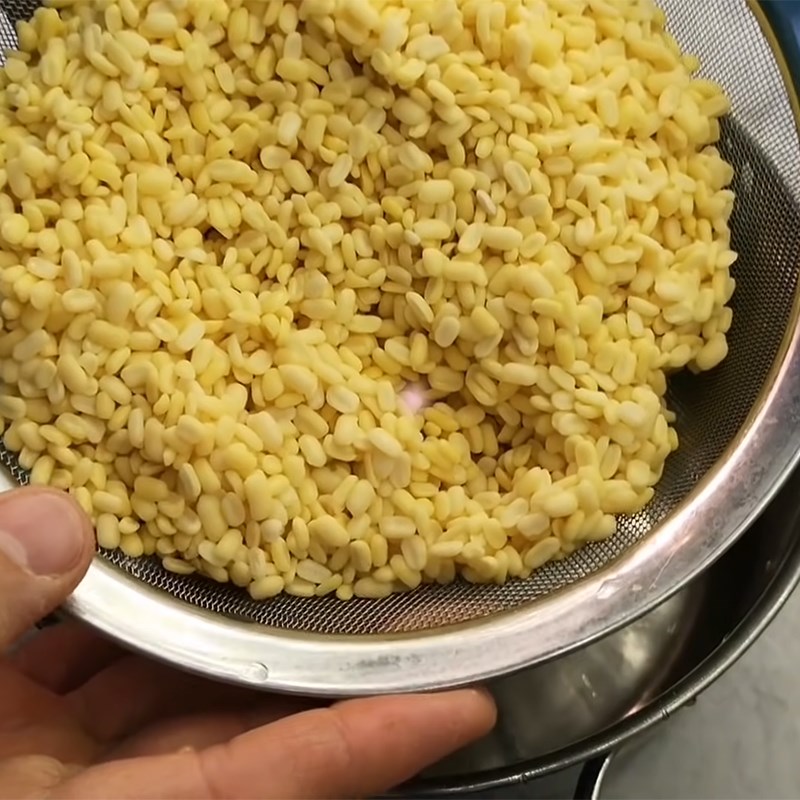 Bước 2 Vo sạch và ngâm đậu xanh Bánh ú nhân mặn miền Tây