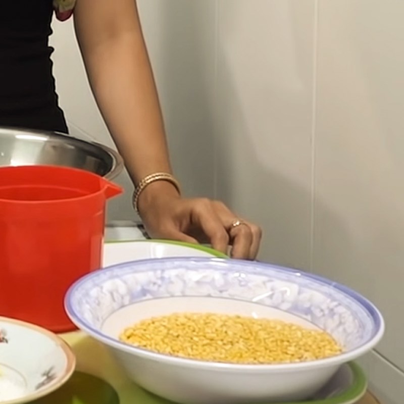 Bước 2 Vo sạch và ngâm đậu xanh Bánh ú nhân mặn miền Tây