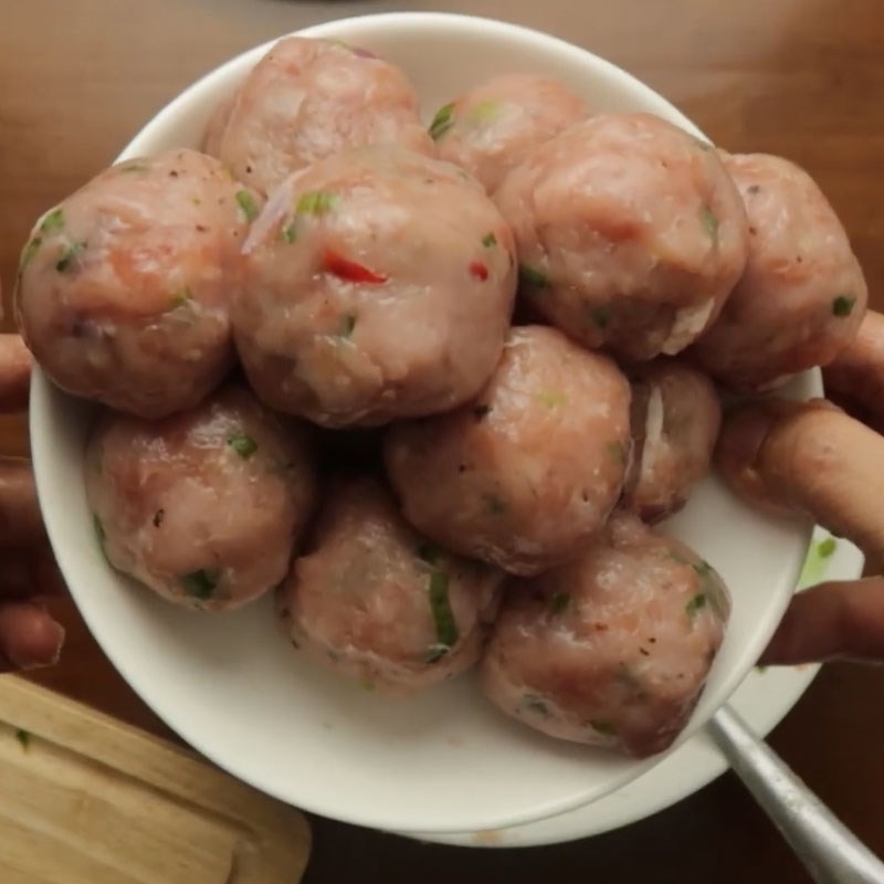 Bước 3 Vo viên và chiên chả cá Cá viên trứng cút chiên nước mắm