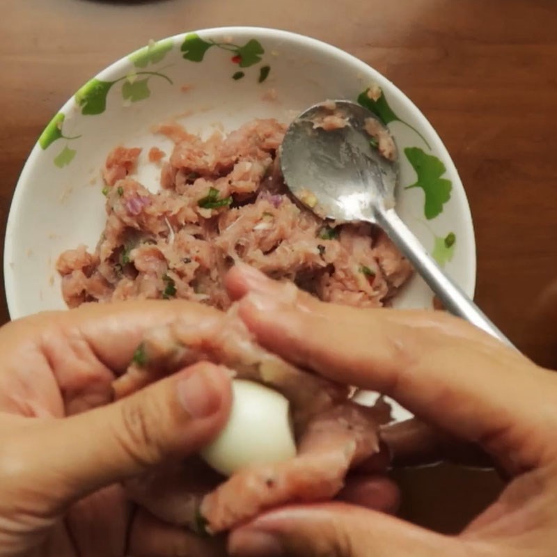 Bước 3 Vo viên và chiên chả cá Cá viên trứng cút chiên nước mắm
