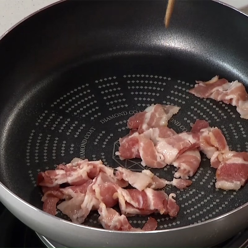 Bước 4 Xào bí đỏ và thịt Bí đỏ xào thịt xông khói