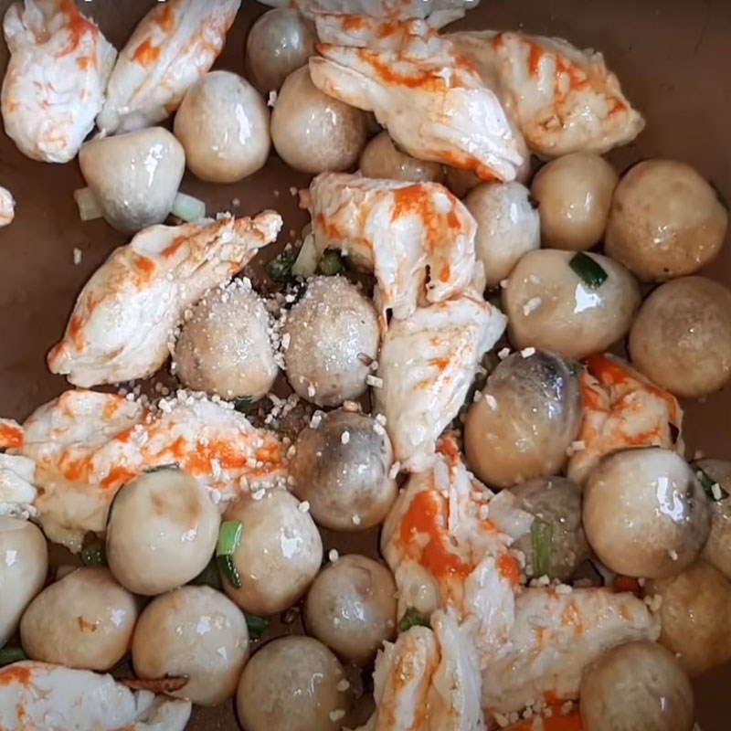 Bước 2 Xào nguyên liệu Bánh canh cua chay