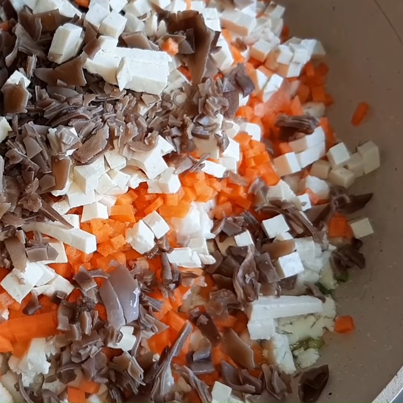 Bước 1 Xào nhân rau củ Bánh tráng lụi chay sốt me